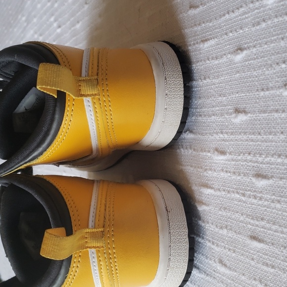 Jordan 1 University Gold Toddler Size 10c - Picture 6 of 8